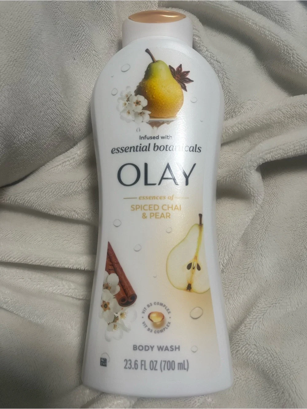 OLAY Spiced Chai & Pear Body Wash - White with Gold Accents